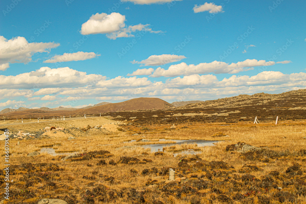Fototapeta premium Haizi Mountain, Sichuan Vast plateau strewn with rocks under a blue sky