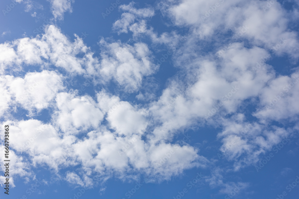 Obraz premium Beautiful fluffy cloud in blue sky sunny day, abstract background 