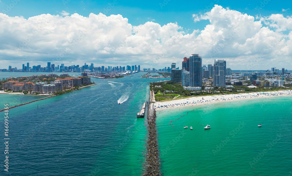 Naklejka premium Aerial view of Miami Beach with turquoise waters. Drone shot of Miami skyline. Top view of South Miami Beach. Miami cityscape with luxury skyscrapers and ocean. View of Miamis famous skyscrapers.