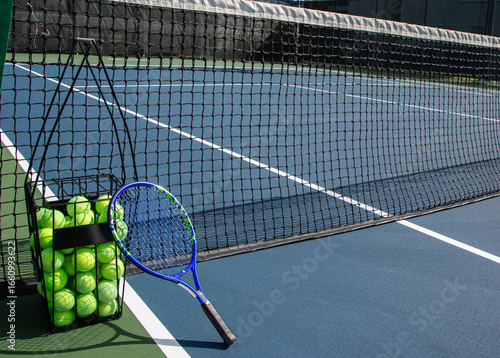 Panier de balles rempli sur terrain de tennis