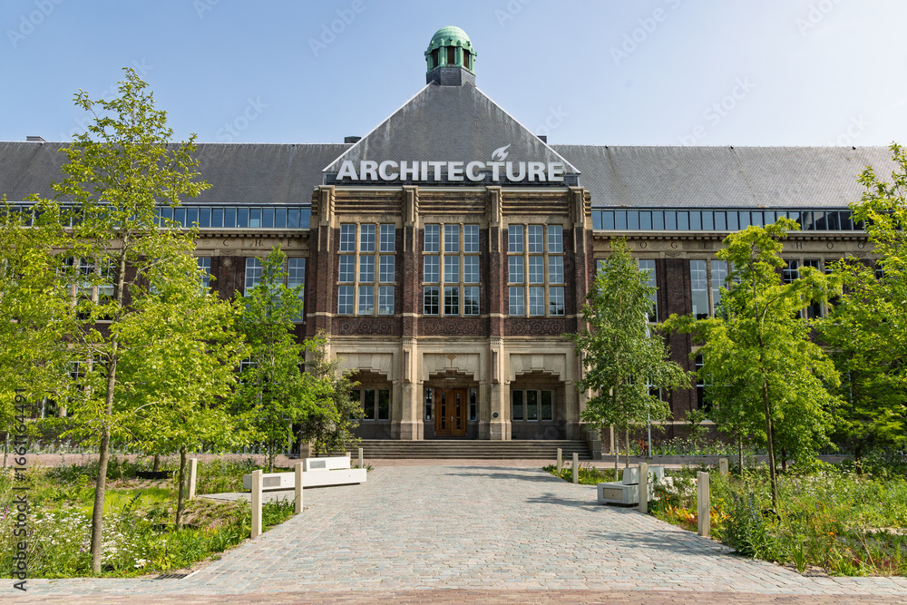 Ταπετσαρία The impressive Faculty of Architecture building at TU Delft, showcasing grand design and surrounded by modern landscaping under a clear sky