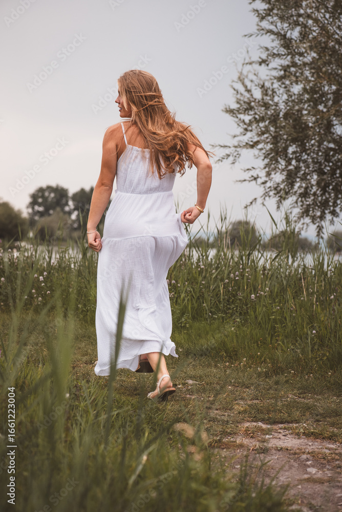 Fototapeta premium Mädchen / laufen