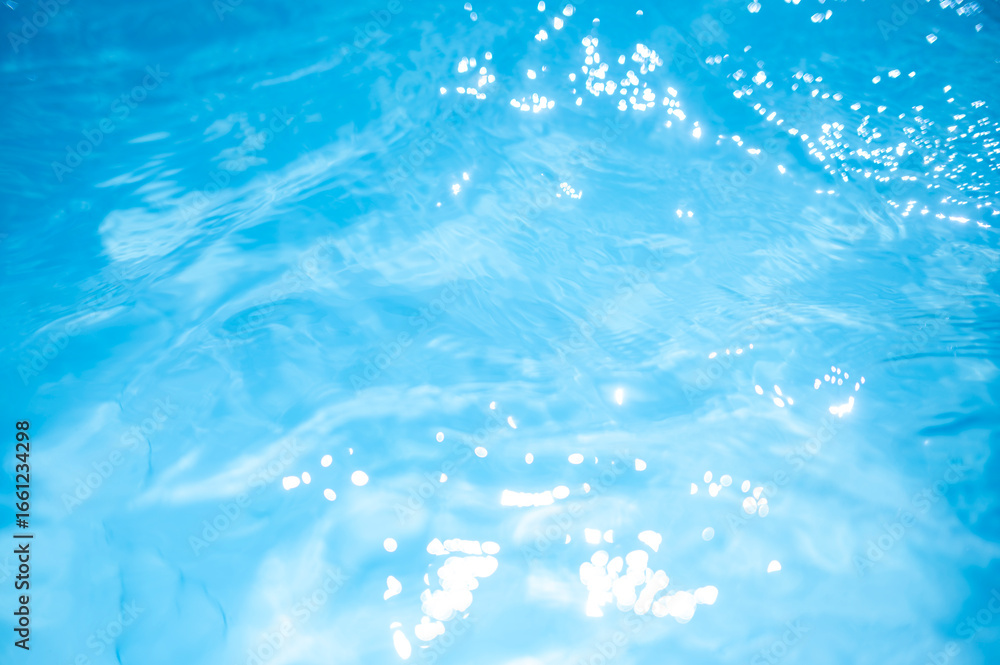 Obraz premium 夏のプールの水面のきらめき