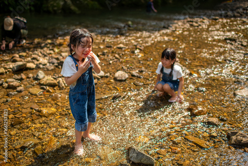 川遊びを楽しむ姉妹の夏休み