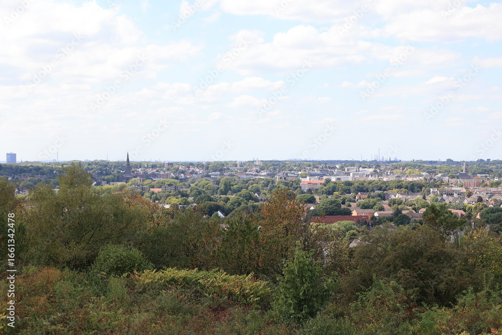 Fototapeta premium Blick von der Halde an der Beckstraße in Bottrop auf das Ruhrgebiet