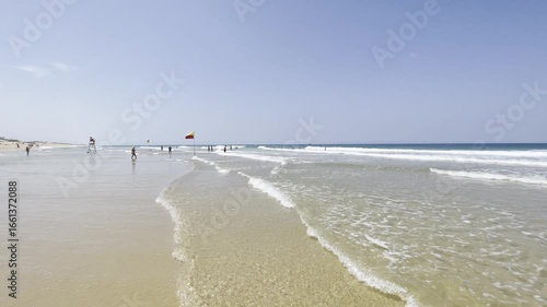 Schwenk über die Brandung am Strand von Mimizan-Plage, Frankreich, Schild mit Badeverbot