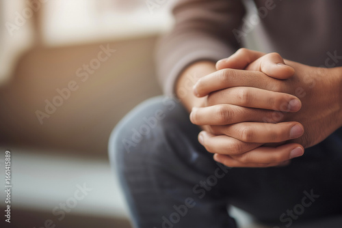 不安や緊張を抱える若者の手元のクローズアップ