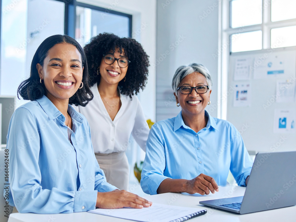 Obraz premium 笑顔で協力する多世代・多民族の女性ビジネスチーム
