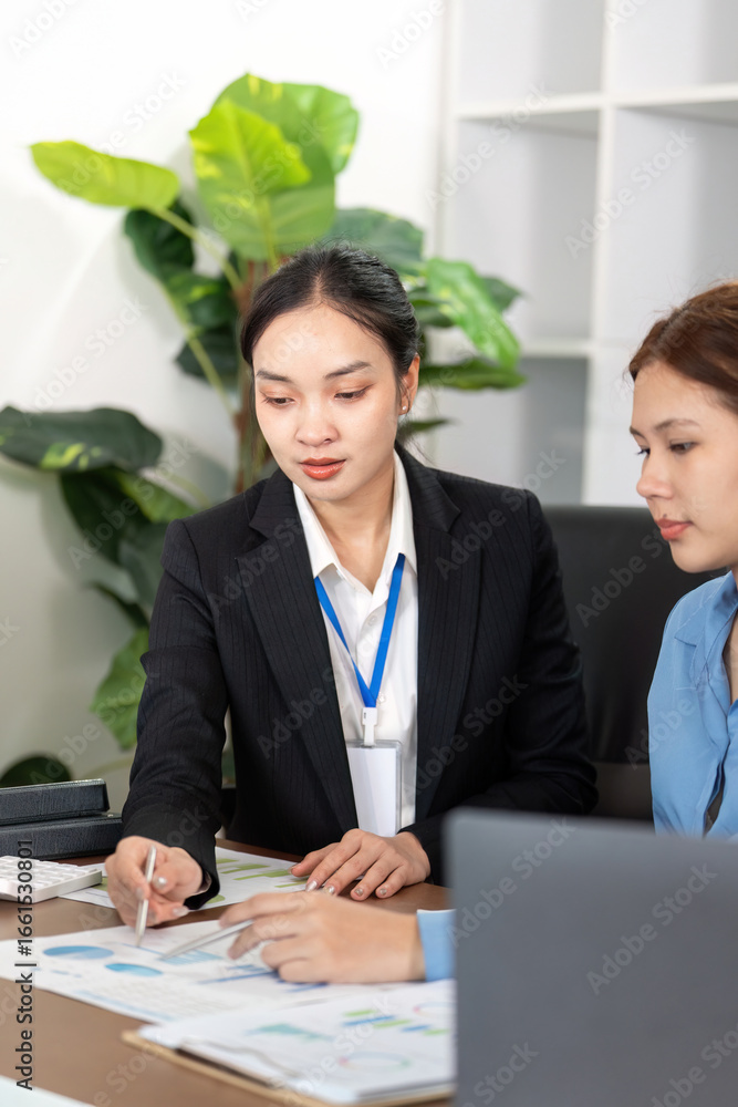Obraz premium Financial advisor guiding client through budget analysis