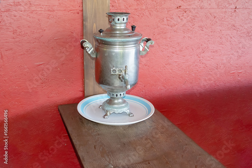 Bild auf Leinwand Metal samovar - an antique on the wooden table