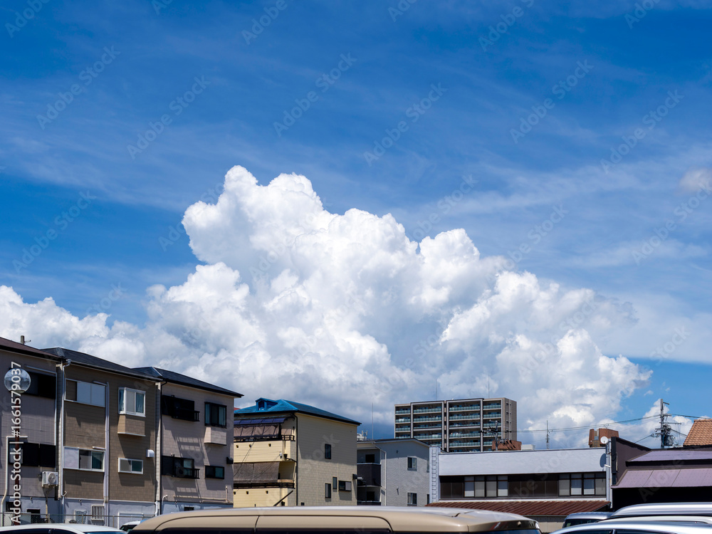 Fototapeta premium 巨大な積乱雲と住宅街の風景