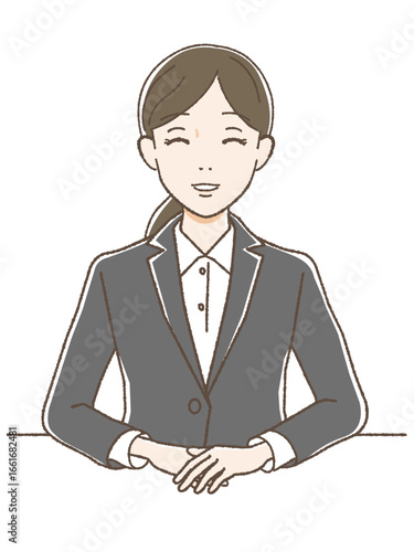 正面をむいて微笑むスーツの女性