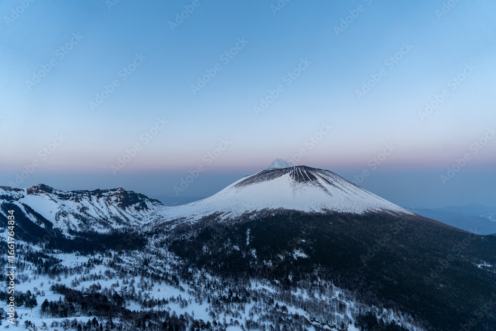 Fototapeta premium 残雪期の黒斑山の夕暮れ