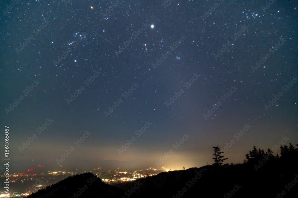 Fototapeta premium 残雪期 黒斑山の星空