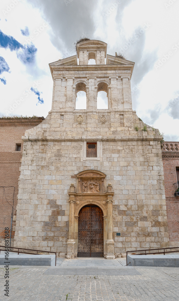 Fototapeta premium Alcala de Henares - May 5, 2025: Classic buildings in the historic center of Madrid, called Alcala de Henares, Spain
