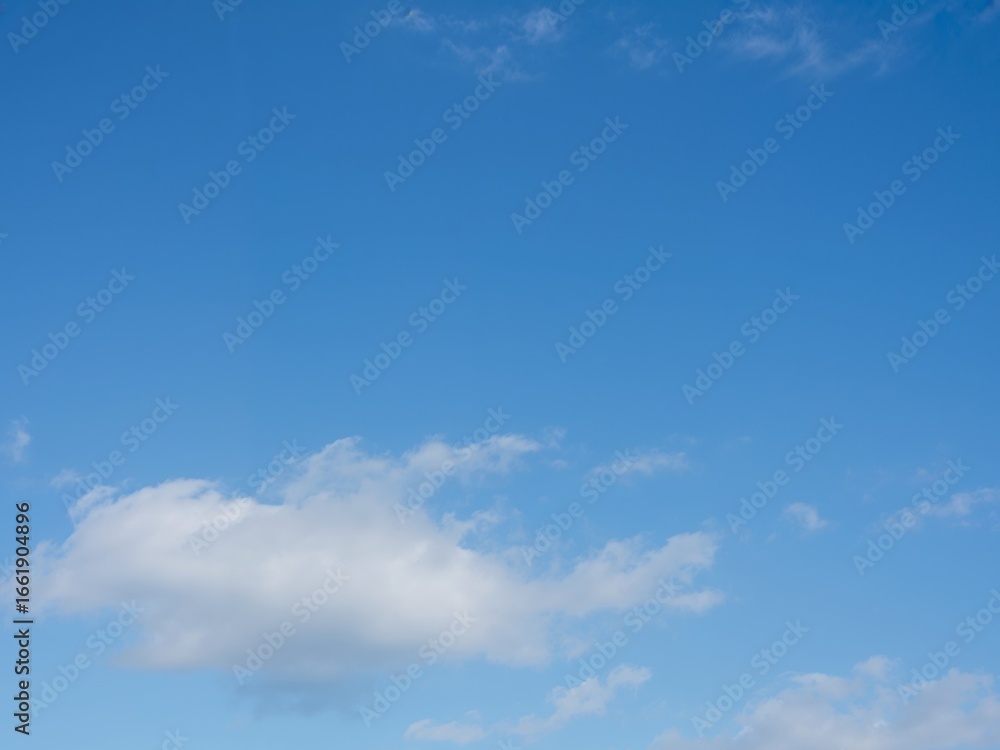 Fototapeta premium Serene Blue Sky with Gentle Clouds, a Peaceful and Relaxing Scene of Nature.