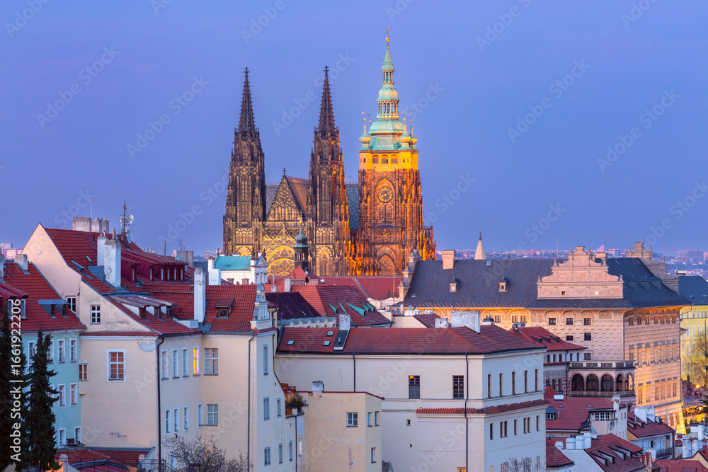 Obraz premium St Vitus Cathedral at Twilight in Prague, Czech Republic