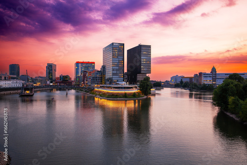 Tableau sur toile Düsseldorf Medienhafen nach Sonnenuntergang