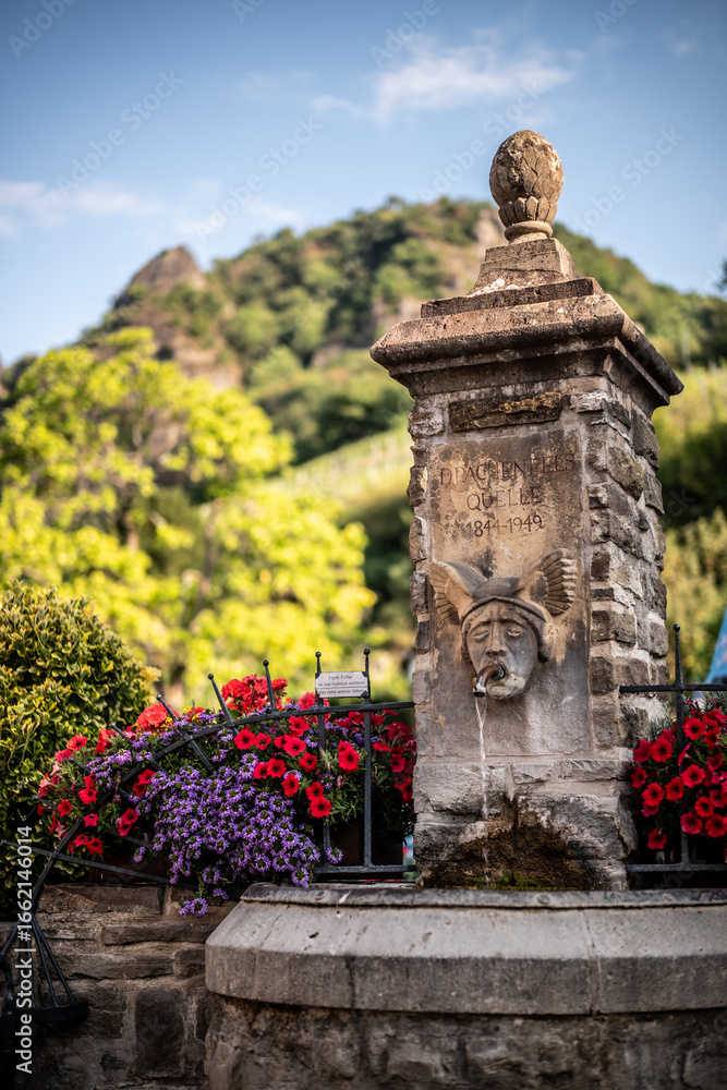 Fototapeta premium Drachenfelsquelle-Brunnen in Röhndorf bei Bad Honnef, NRW