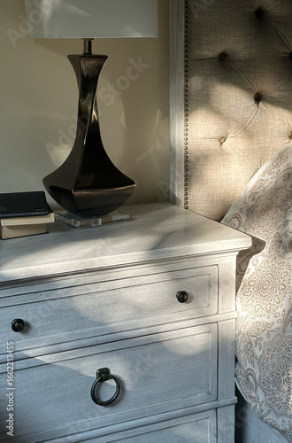 Papier peint Cozy bedroom scene with sunlit nightstand and vintage lamp - home decor retailer