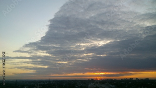 Cuadro en lienzo Bright sunset with stratus clouds