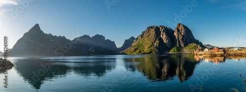 Sakrisøy, il villaggio di pescatori adagiato su di una piccola isola situata ai piedi di Olstind, una delle montagne più iconiche delle Lofoten