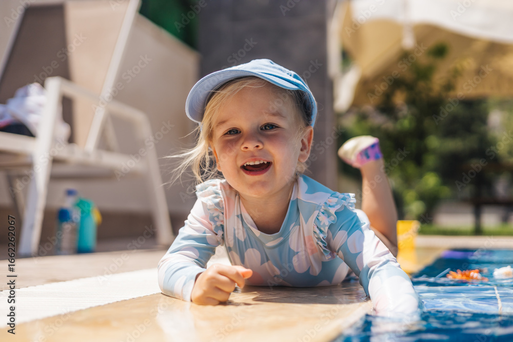 © ADDICTIVE STOCK - Toddler girl enjoying a sunny day at the swimming pool © ADDICTIVE STOCK - Toddler girl enjoying a sunny day at the swimming pool
