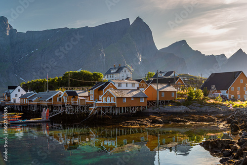 Sakrisøy, il villaggio di pescatori adagiato su di una piccola isola situata ai piedi di Olstind, una delle montagne più iconiche delle Lofoten