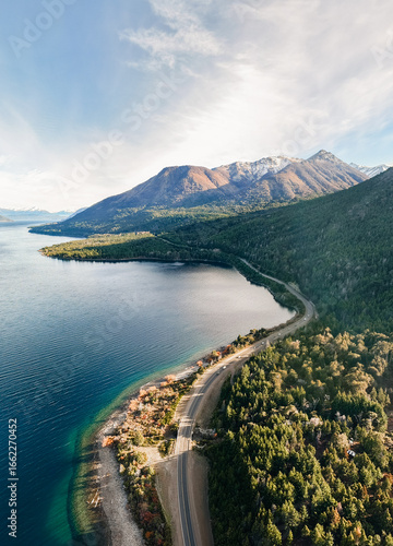 Vista aerea de la ruta nacional 40 de argentina perteneciente a la zona de la Patagonia con el Lago Nahuel Huapi de fondo