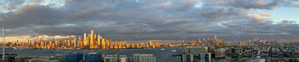 Fototapeta premium New York at sunset