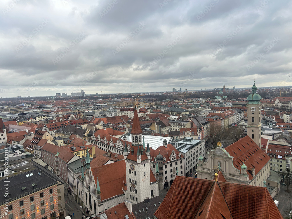 Obraz premium Munich City Skyline with Historic Buildings and Cloudy Sky