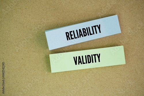 Tableau sur toile Colored paper with the words reliability and validity