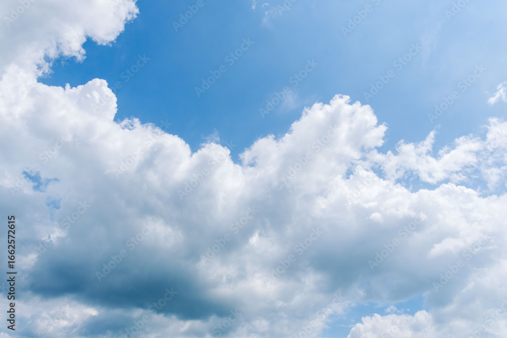 Naklejka premium 夏の青空と日差しに輝く夏の雲157
