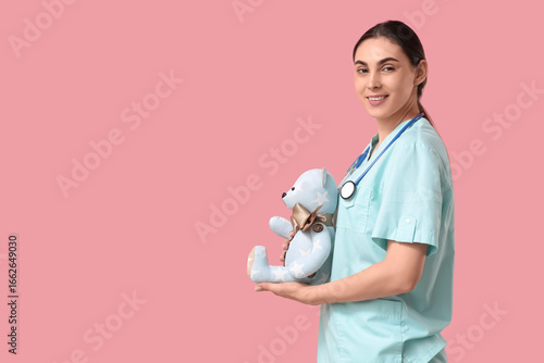 Young female pediatrician w...