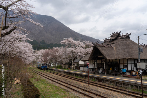 春の湯野上温泉駅