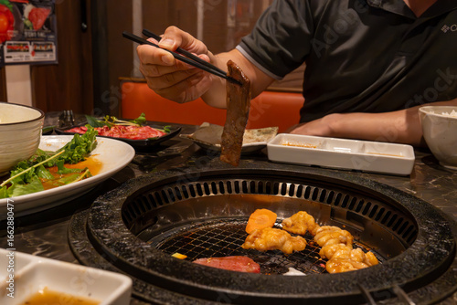 焼肉を焼く手元