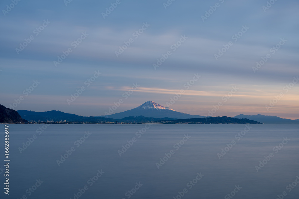 Naklejka premium Morning Mt. Fuji and Suruga Bay from Ishizuhama, Yaizu with Nihondaira and Ashitakayama / 駿河湾と朝の富士山、焼津の石津浜と日本平・愛鷹山