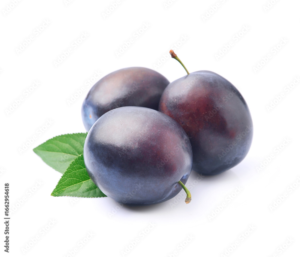 Obraz premium Sweet plums with leaves