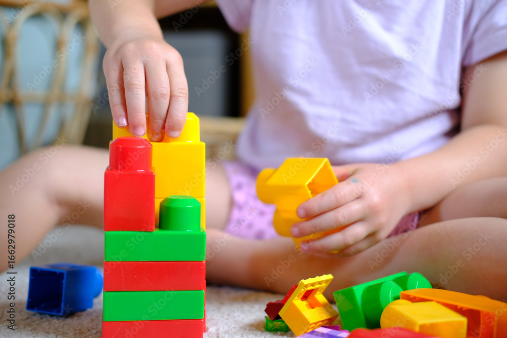 Obraz premium Kleinkind, Kind beim spielen mit Lego im Kindergarten