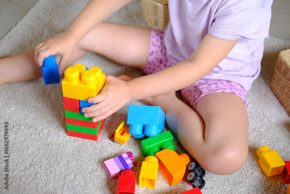 Obraz premium Kleinkind, Kind beim spielen mit Lego im Kindergarten