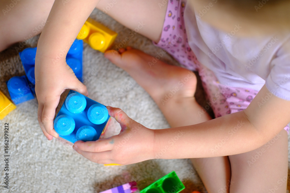Obraz premium Kleinkind, Kind beim spielen mit Lego im Kindergarten