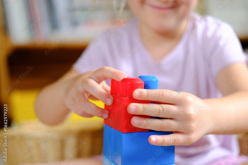 Obraz premium Kleinkind, Kind beim spielen mit Lego im Kindergarten