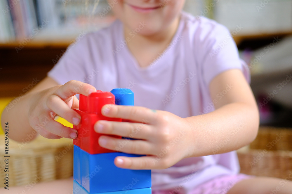 Obraz premium Kleinkind, Kind beim spielen mit Lego im Kindergarten