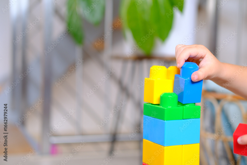 Obraz premium Kleinkind, Kind beim spielen mit Lego im Kindergarten