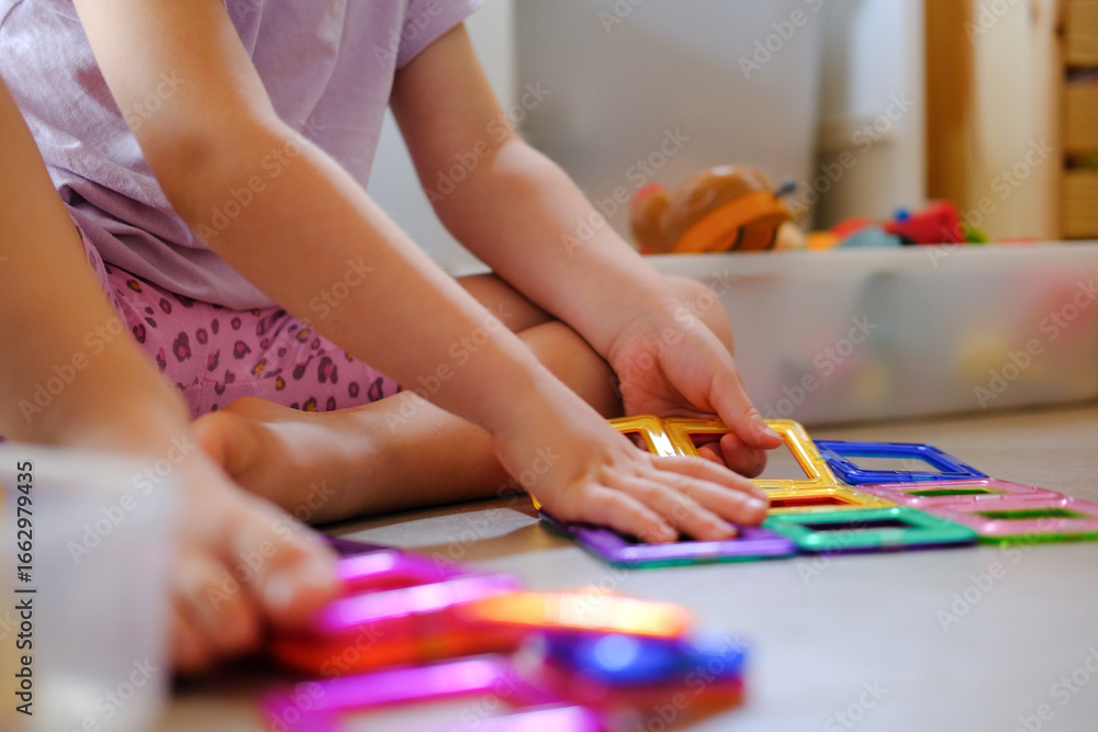 Obraz premium Kindergarten und Kind am basteln und spielen