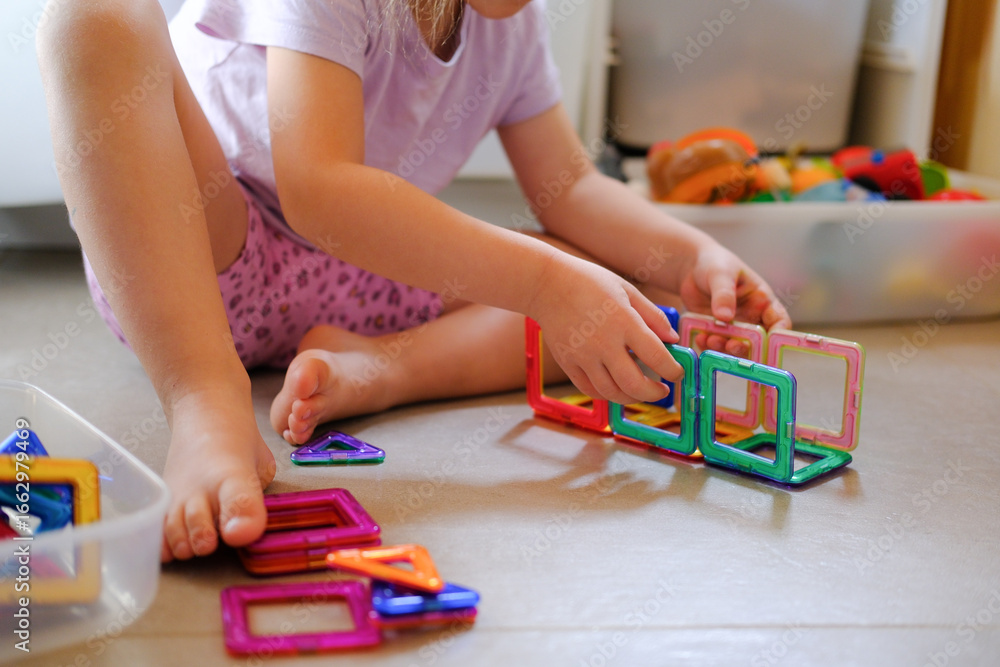 Obraz premium Kindergarten und Kind am basteln und spielen