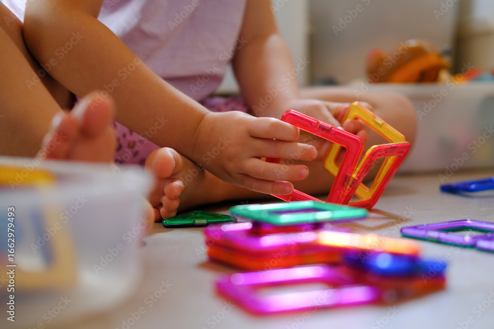 Obraz premium Kindergarten und Kind am basteln und spielen