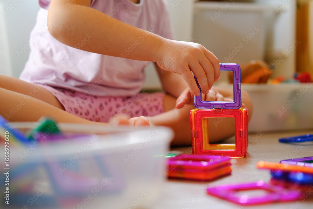 Obraz premium Kindergarten und Kind am basteln und spielen