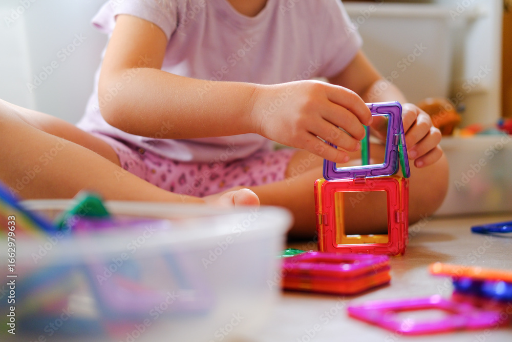 Obraz premium Kindergarten und Kind am basteln und spielen