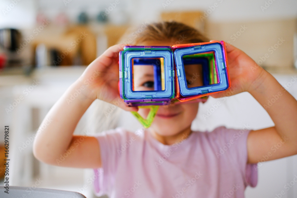 Obraz premium Kindergarten und Kind am basteln und spielen
